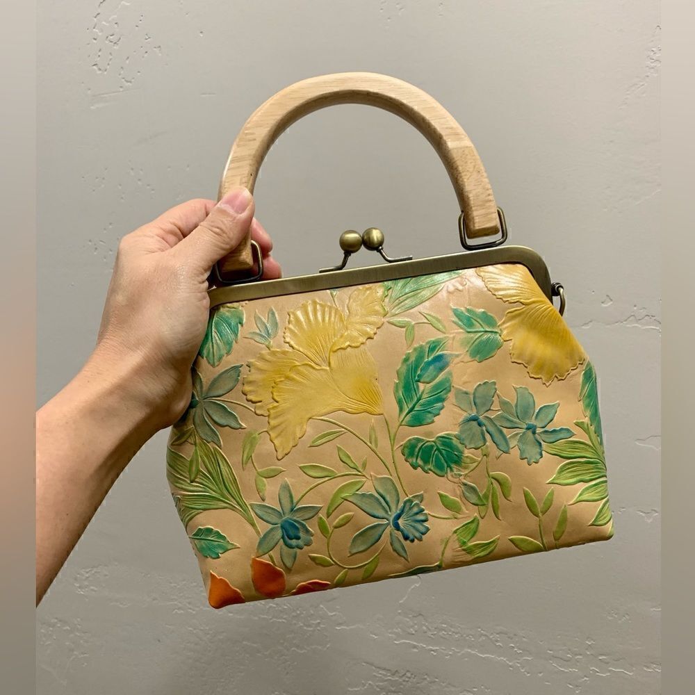 Handmade Genuine Leather Floral Embossed Wooden Handle Kisslock Bag/Crossbody